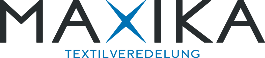 Logo von MAXIKA, Schriftzug in Dunkelgrau und Blau, betont das 'X', darunter der Slogan 'Textilveredelung' in Blau.